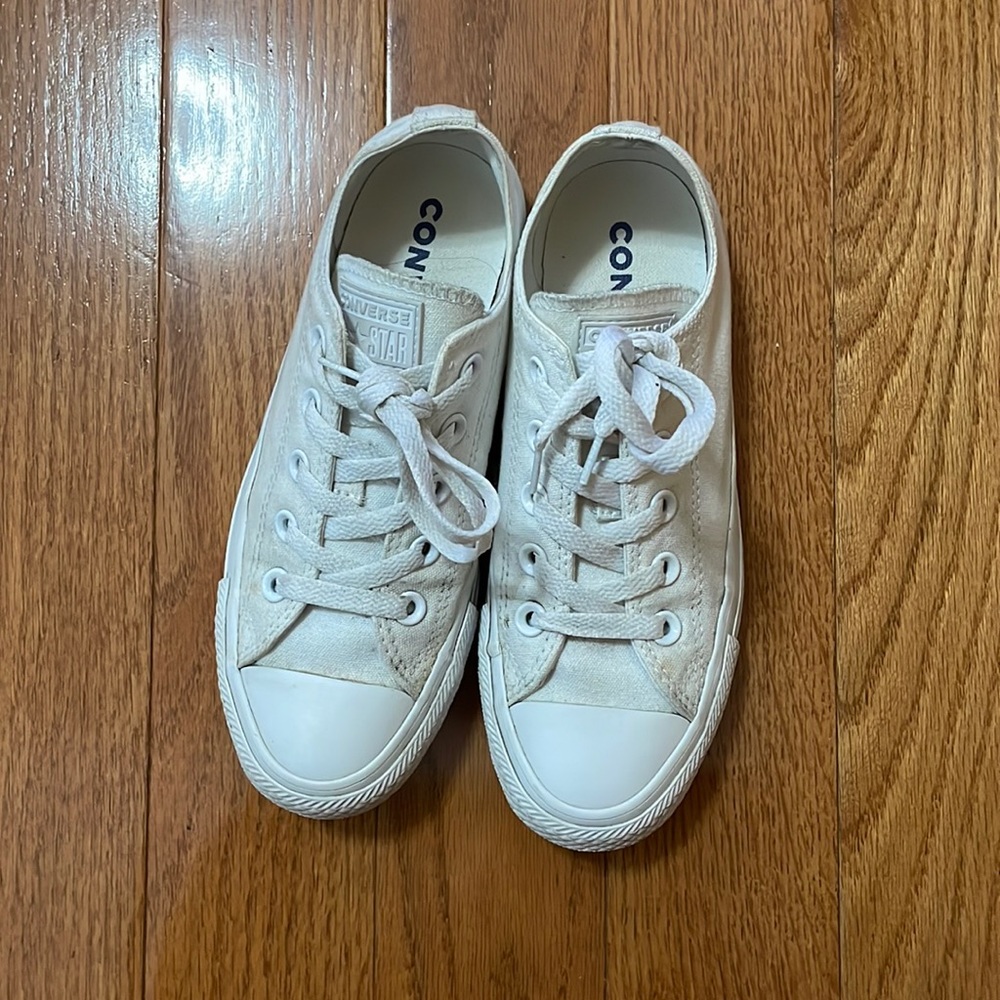 White Low Top All Star Converse Size 5